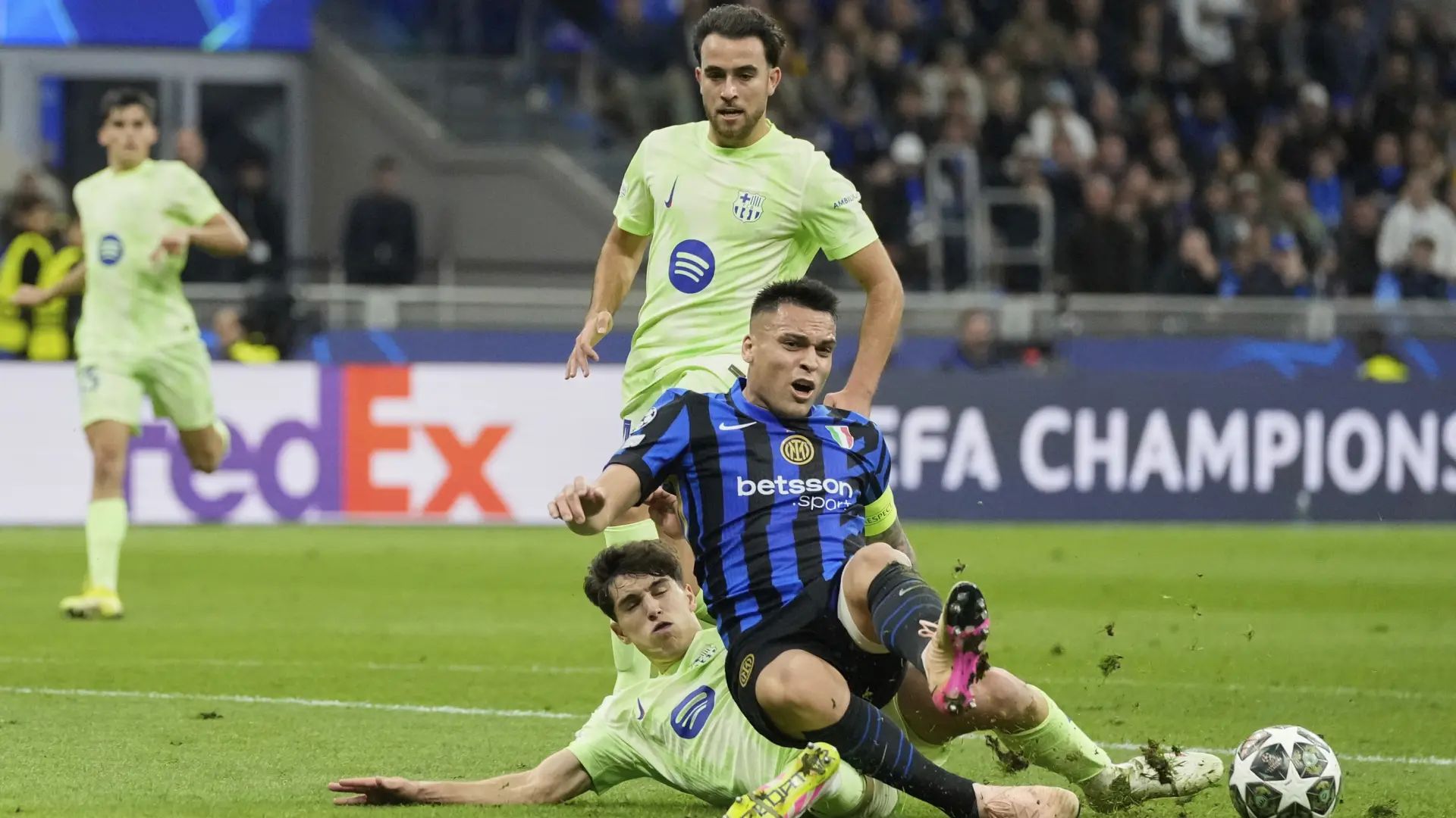 Pau Cubarsi brings down Lautaro Martinez