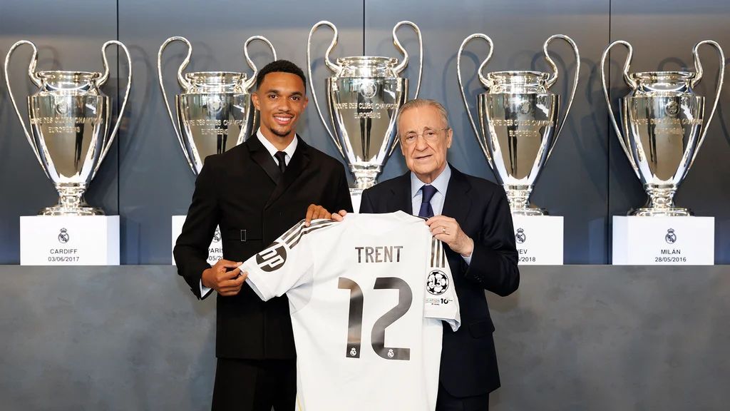 Alexander-Arnold poses with Florentino Perez.