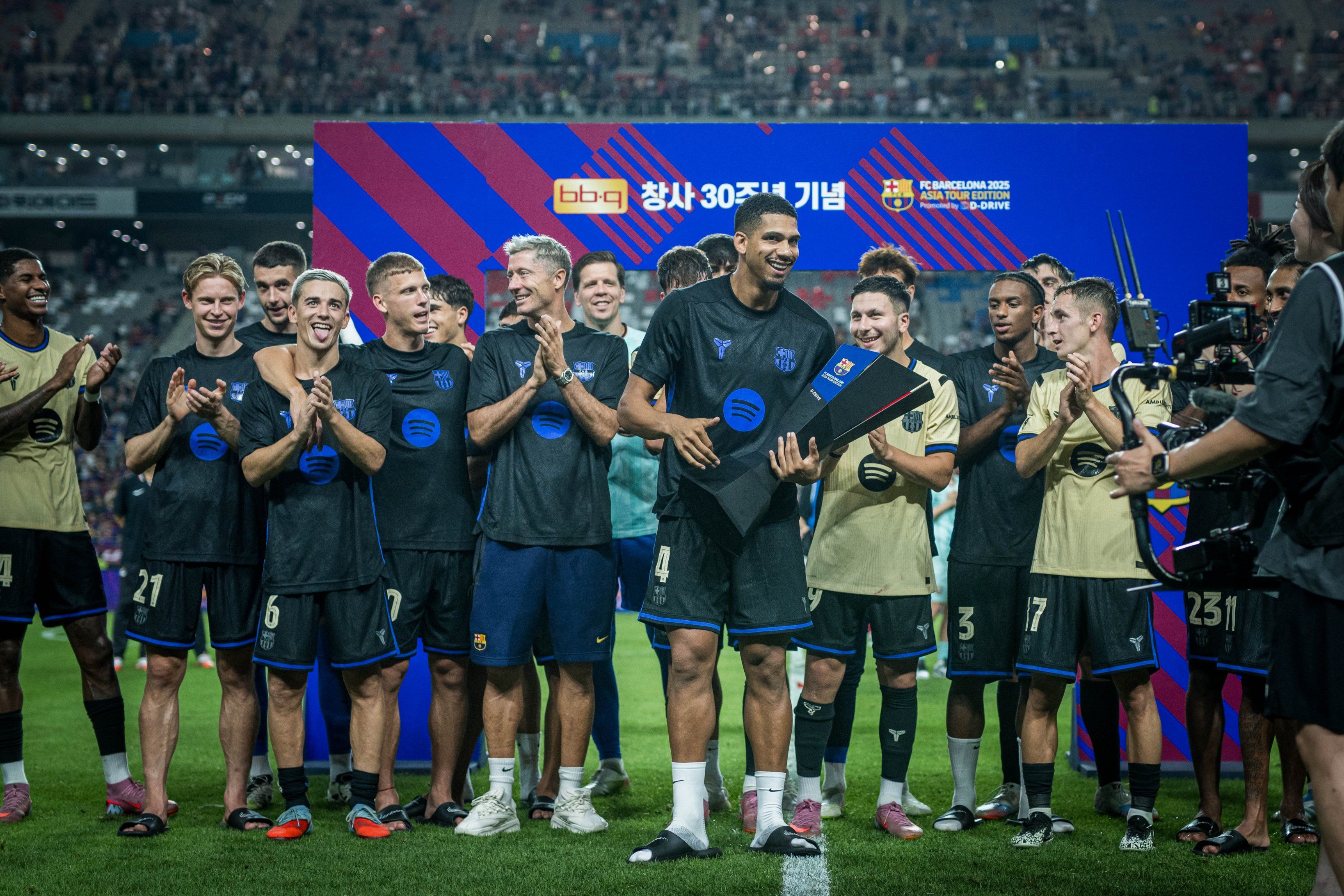 Barcelona players after their game agaisnt FC Seoul.