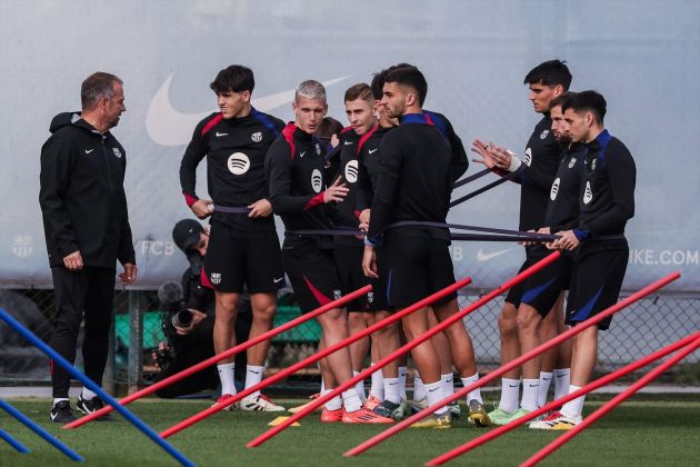 Hansi Flick directs preseason training