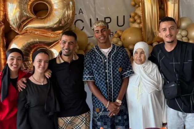 Lamine Yamal poses with his family.
