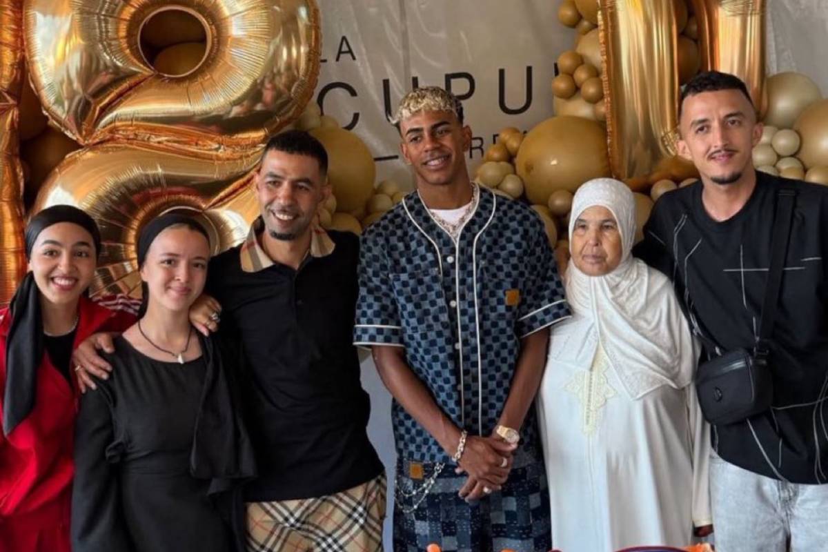 Lamine Yamal poses with his family.