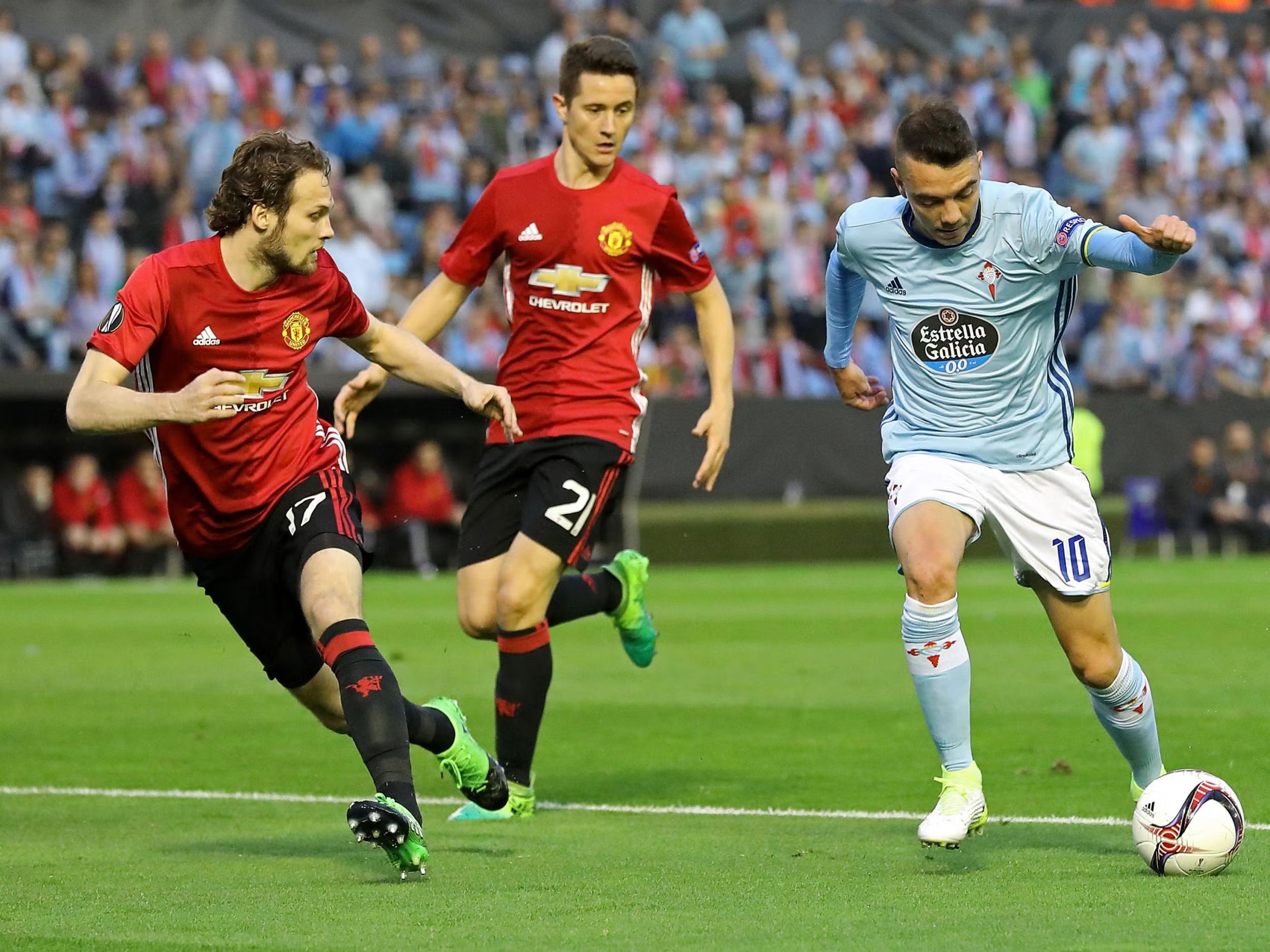 Aspas in action against Manchester United.
