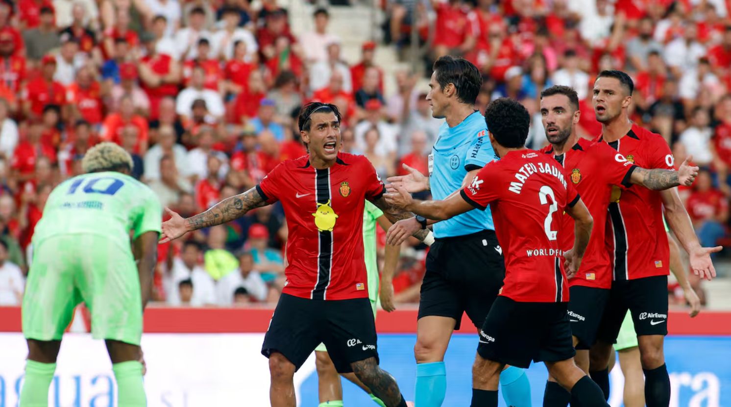 Mallorca remonstrate with the referee against Barcelona.