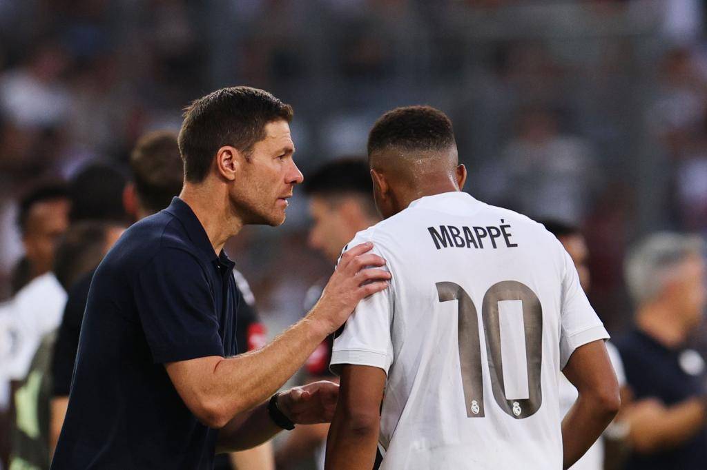 Alonso gives instructions to Mbappe.