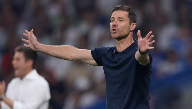 Xabi Alonso gives instructions.