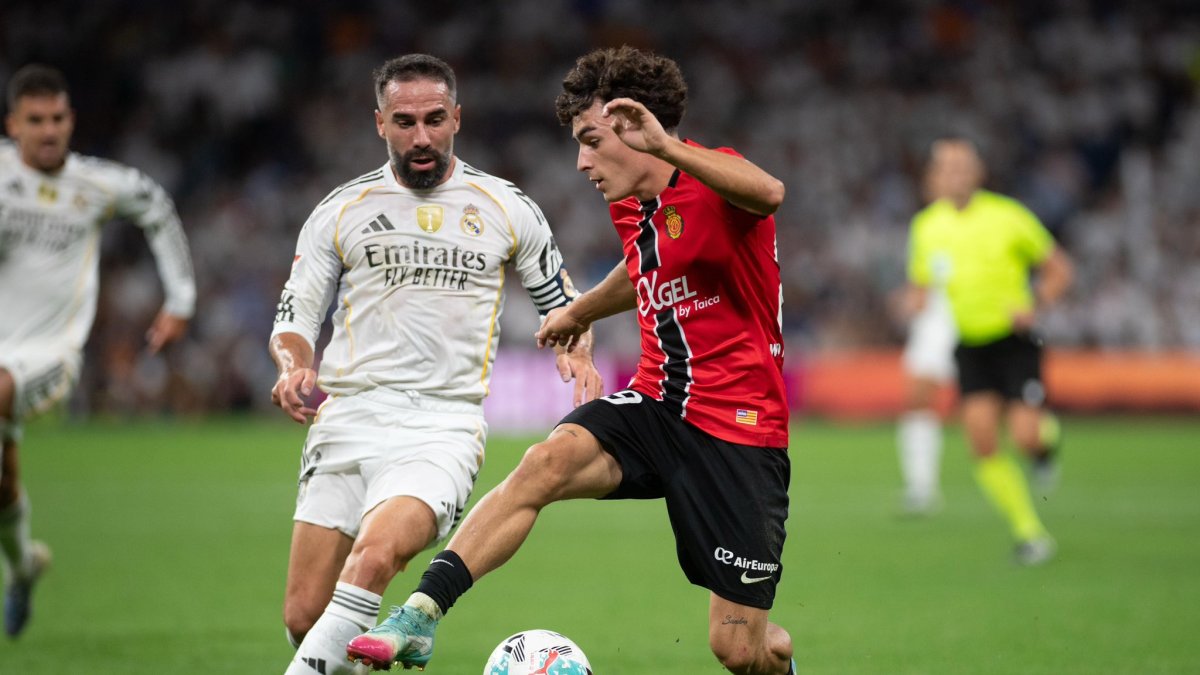 Virgili takes on Carvajal.
