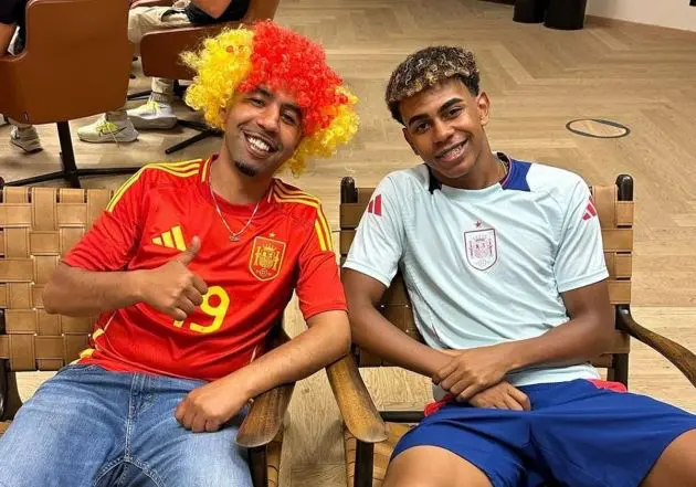 Lamine Yamal poses with his father.