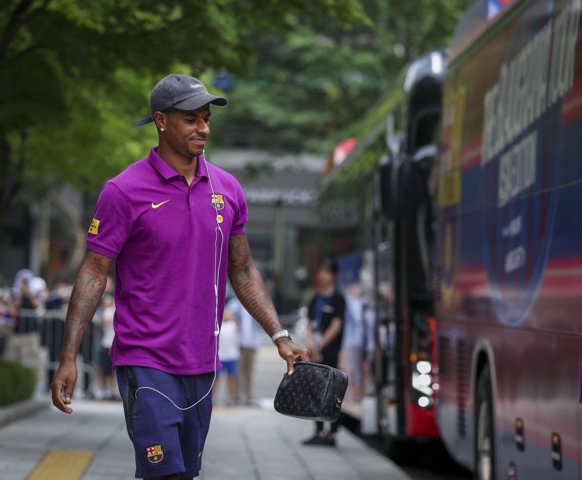 Rashford walks into training.