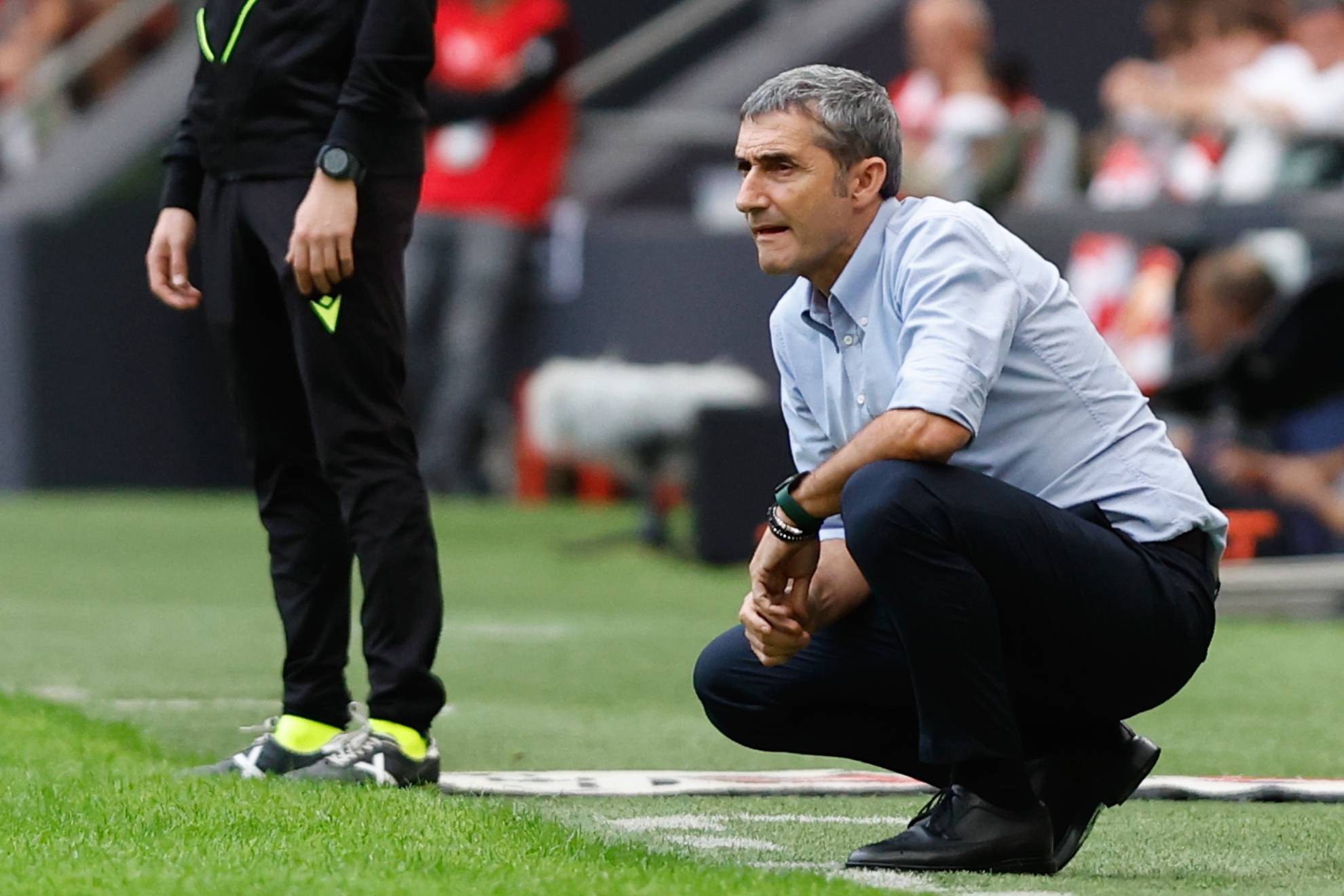 Valverde tries to solve the puzzle.
