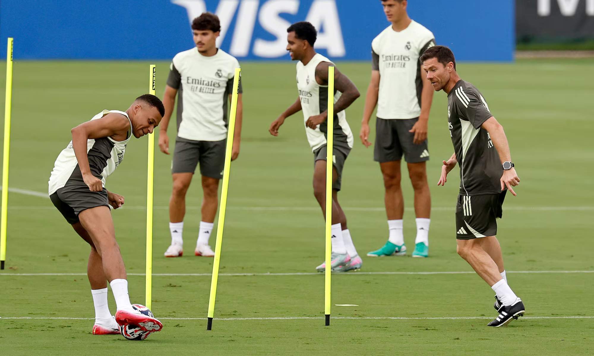 Alonso speaking with Kylian Mbappe in training.