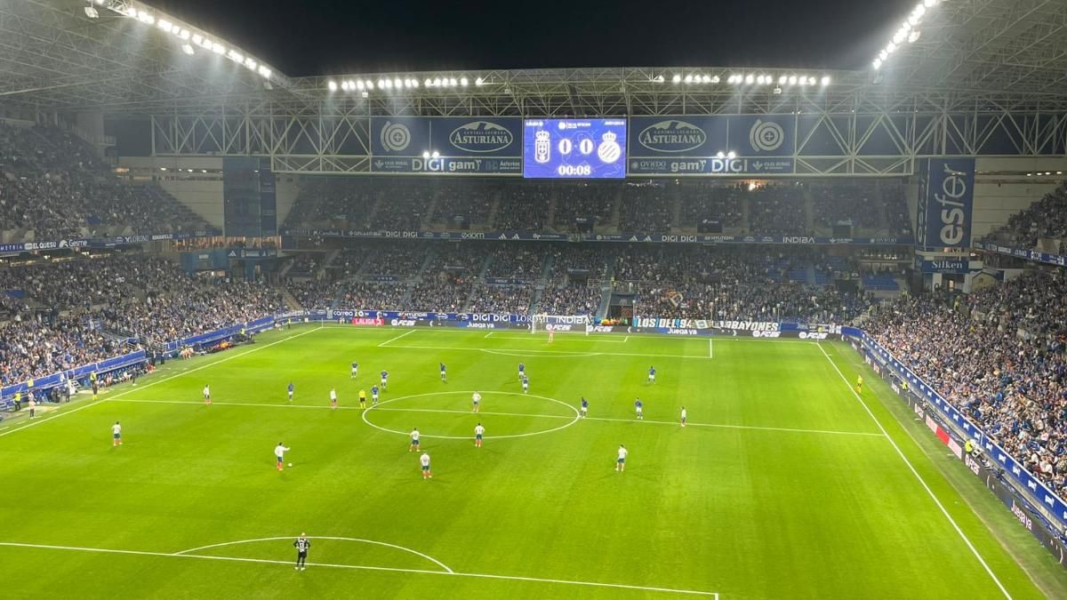 Oviedo and Espanyol players protest against La Liga plans to host a game in Miami.