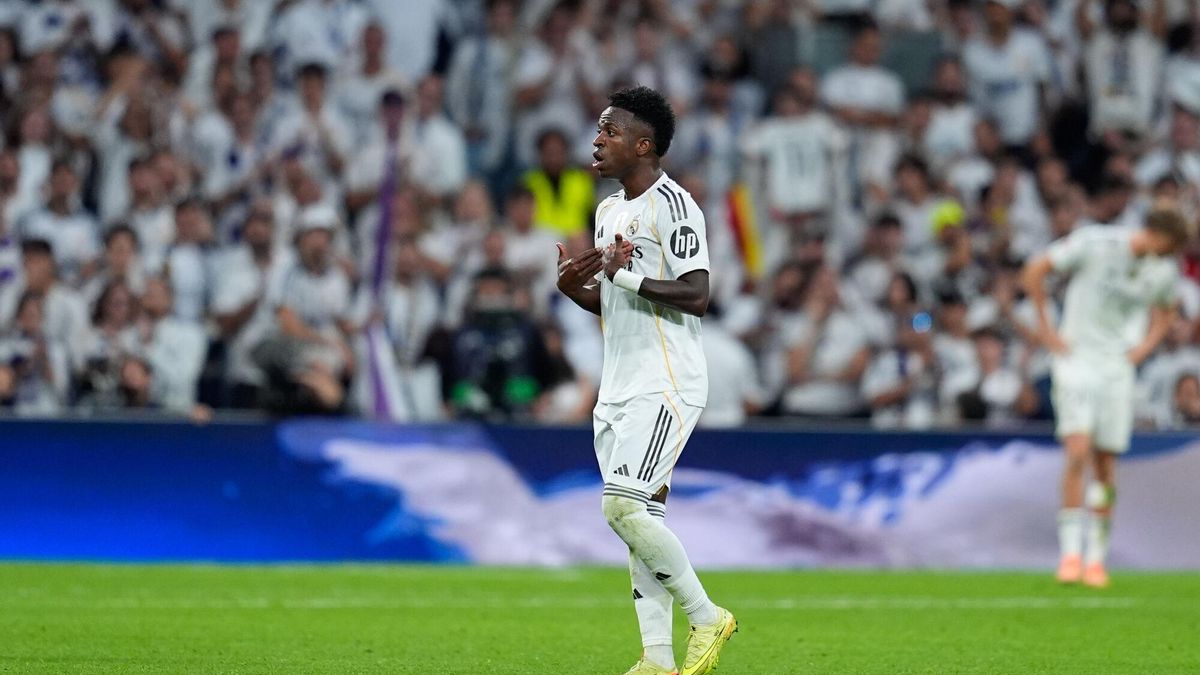 Vinicius reacts to being taken off.