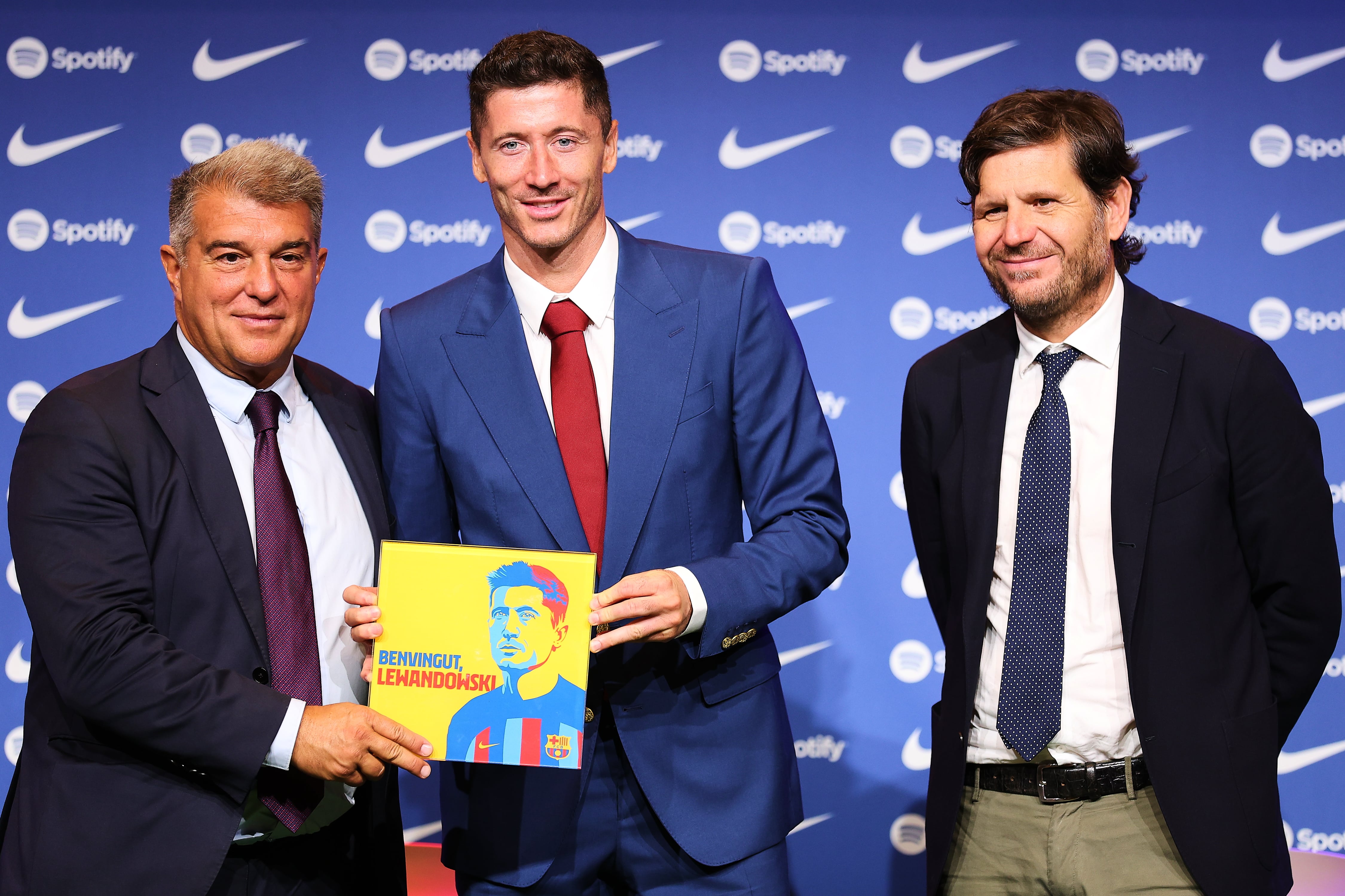 Alemany with Laporta and Lewandowski.