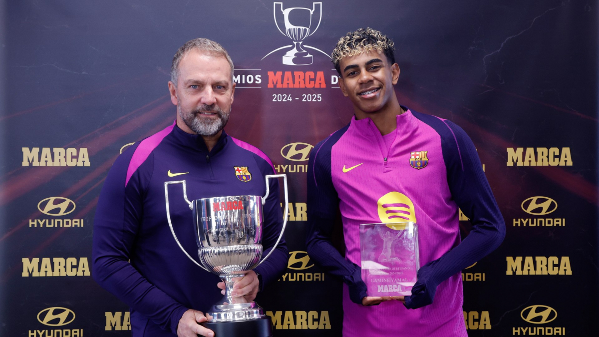 Lamine Yamal picks up a player of the season award for last year.