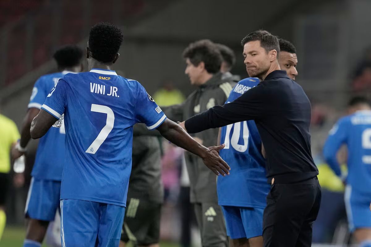Alonso with Vinicius Junior against Olympiakos.