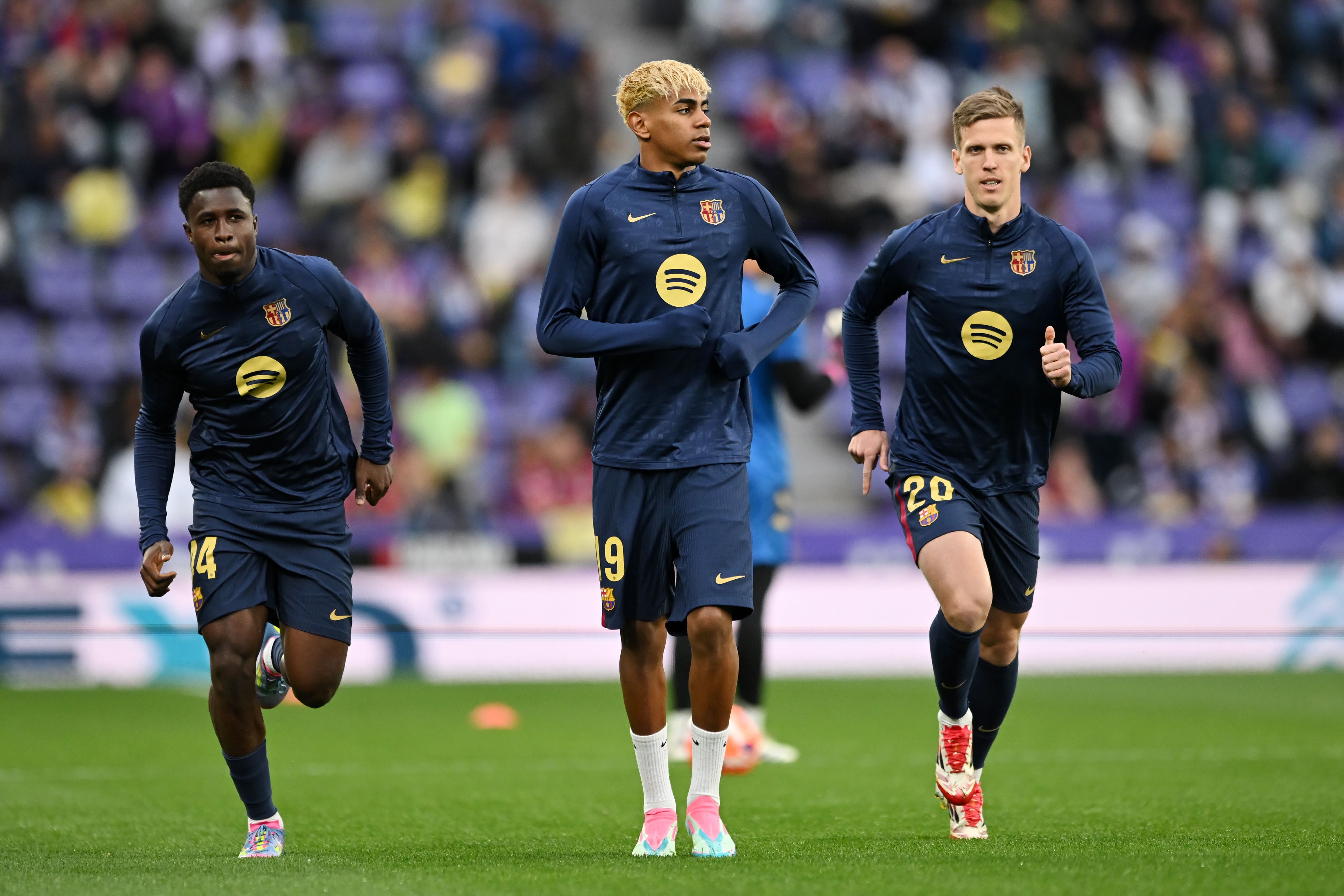 Lamine Yamal warms up.
