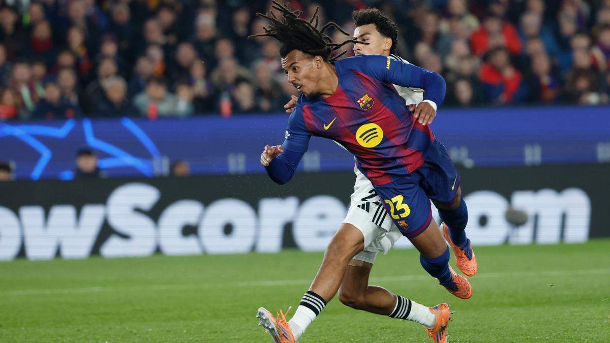 Kounde draws Barcelona level against Eintracht.