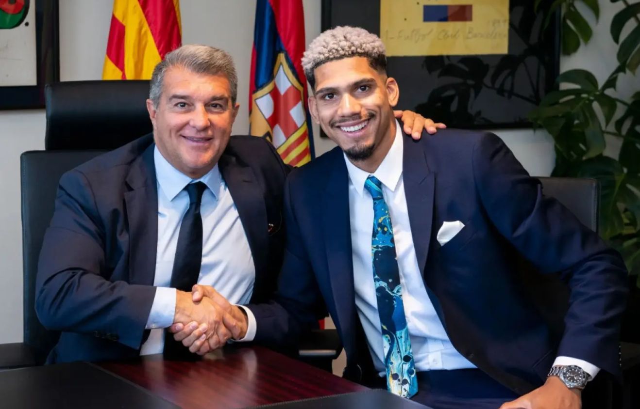 Araujo signs a new deal with Barcelona.