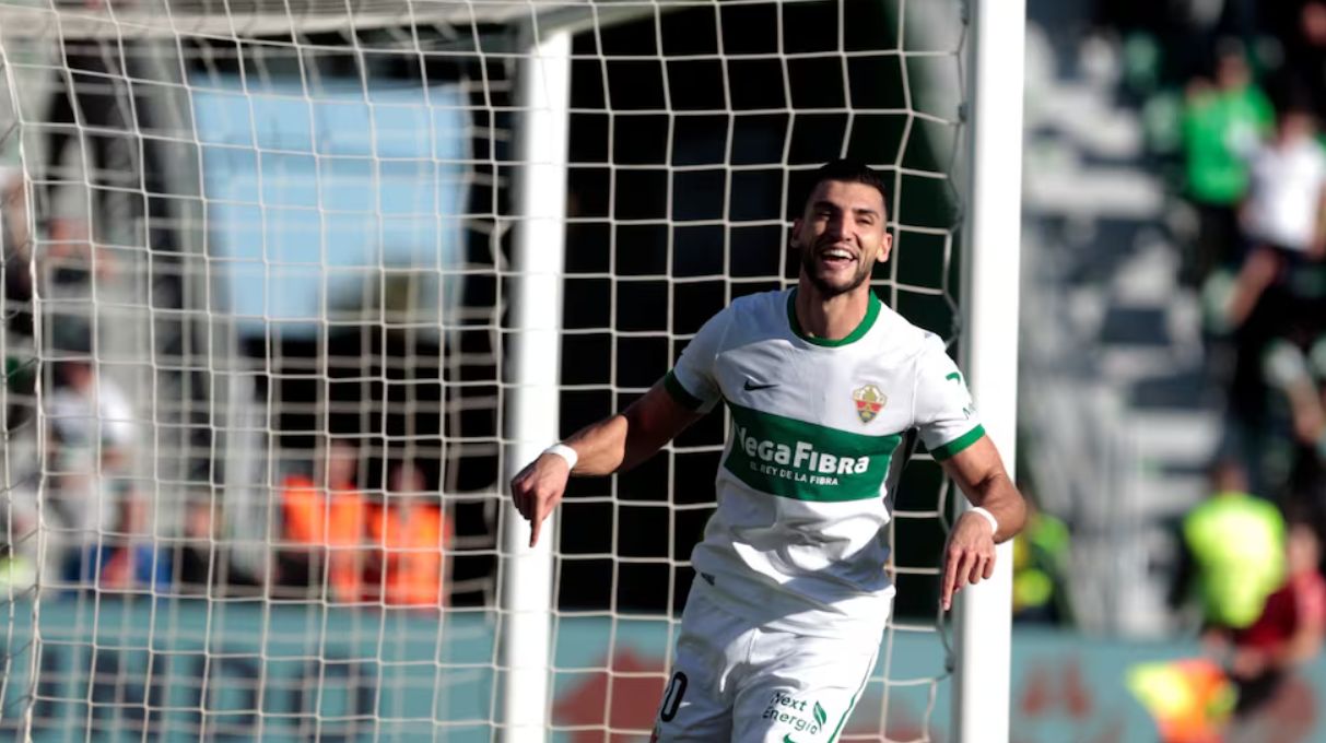 Mir in full flight for Elche.