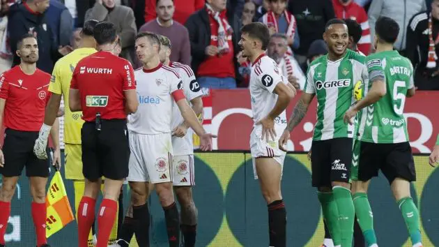 Sevilla players debate with Jose Munuera.