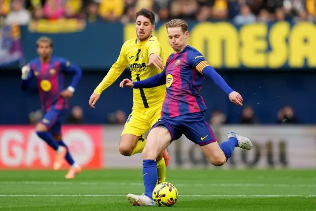 De Jong up against Villarreal.