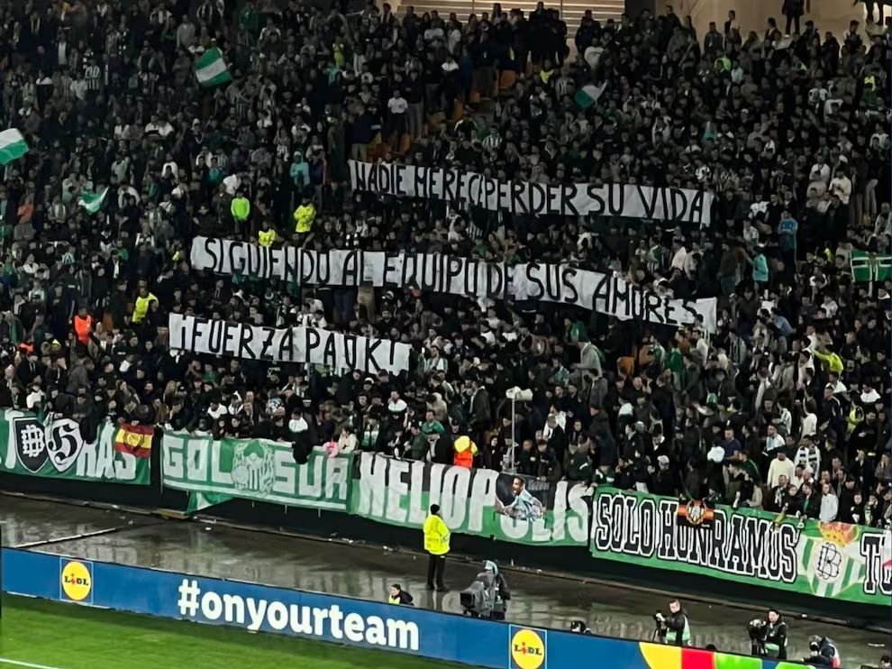 Betis fans pay tribute to PAOK supporters.