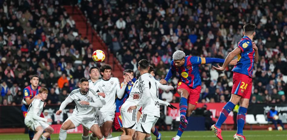Araujo puts Barcelona ahead.