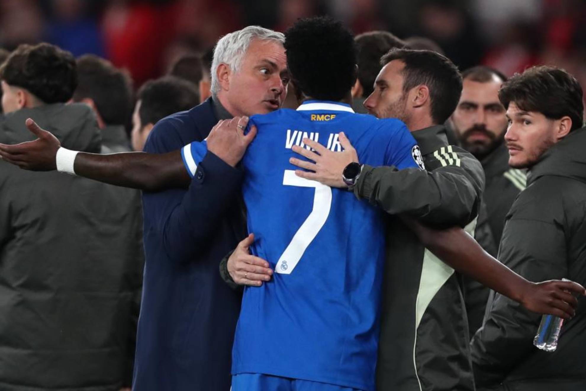 Mourinho talks with Vinicius.