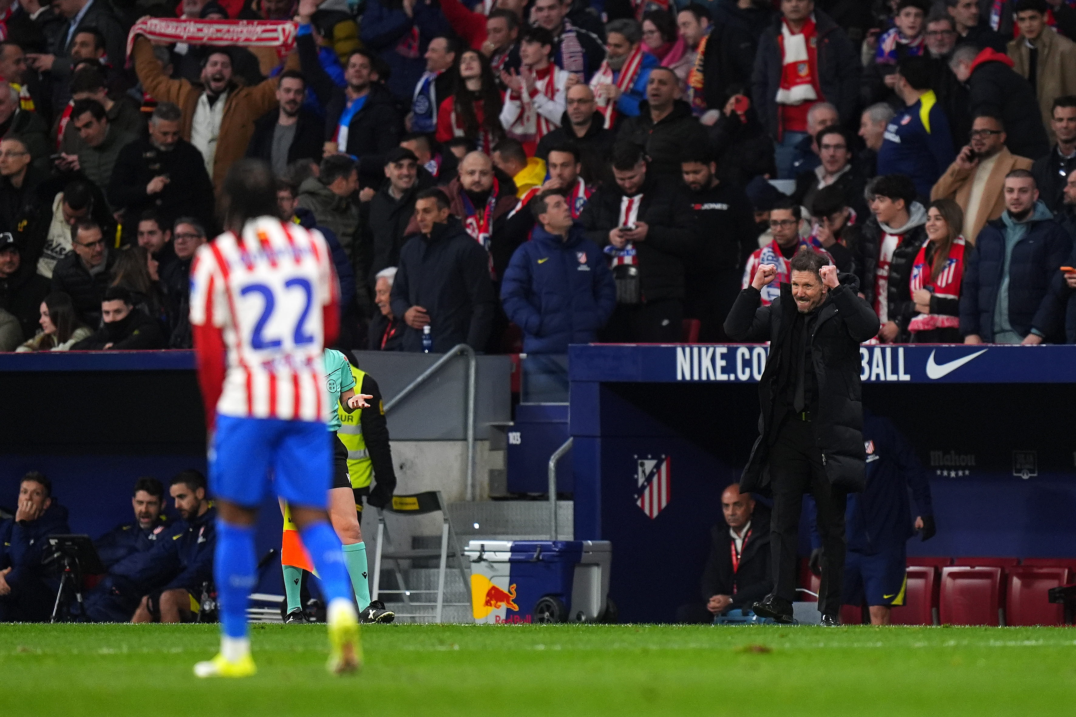 Simeone during Atletico 4-0 Barcelona.