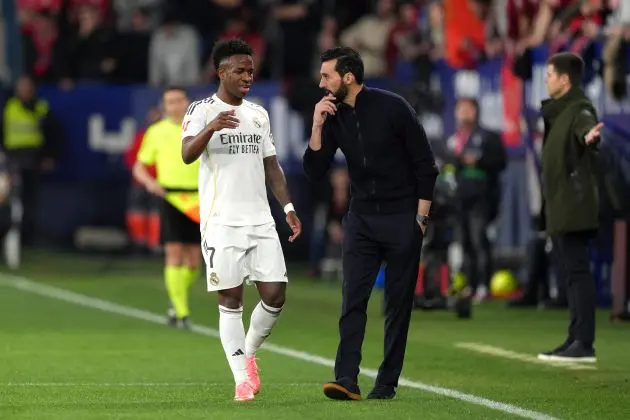 Arbeloa in conversation with Vinicius.