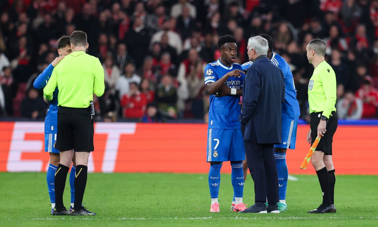 Vinicius in conversation with Mourinho.