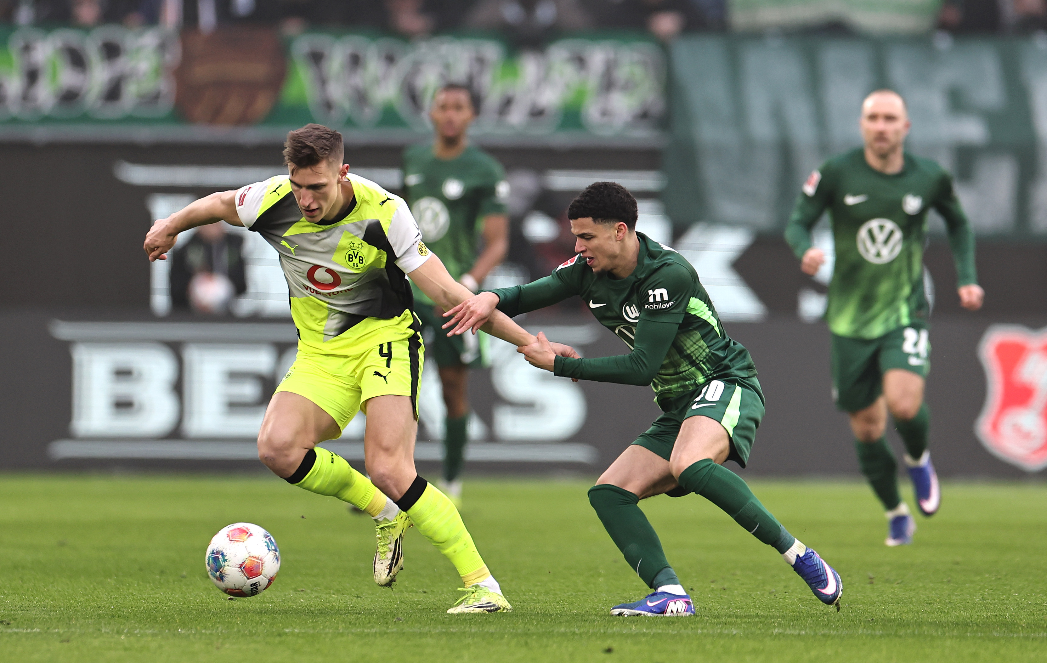 Schlotterbeck in action for Borussia Dortmund.