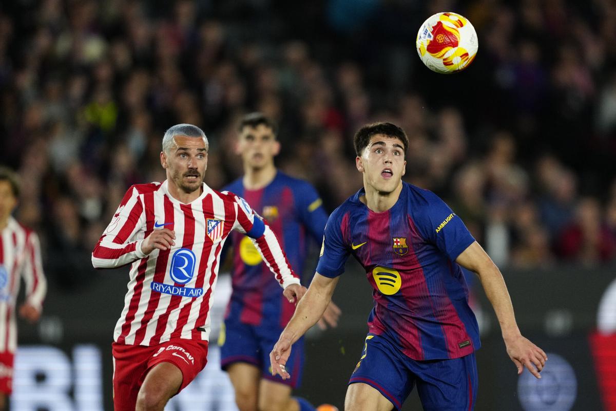 Cubarsi and Griezmann challenge for a ball.