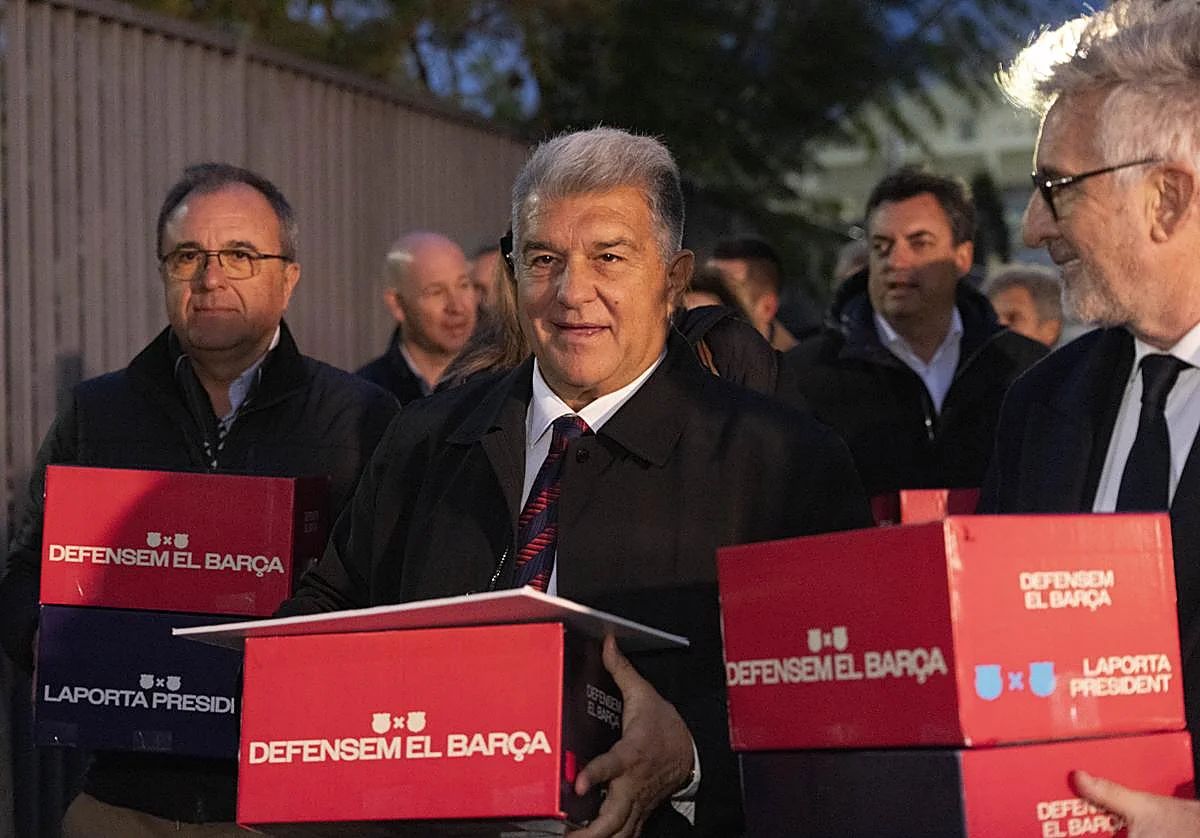 Laporta presents his signatures.