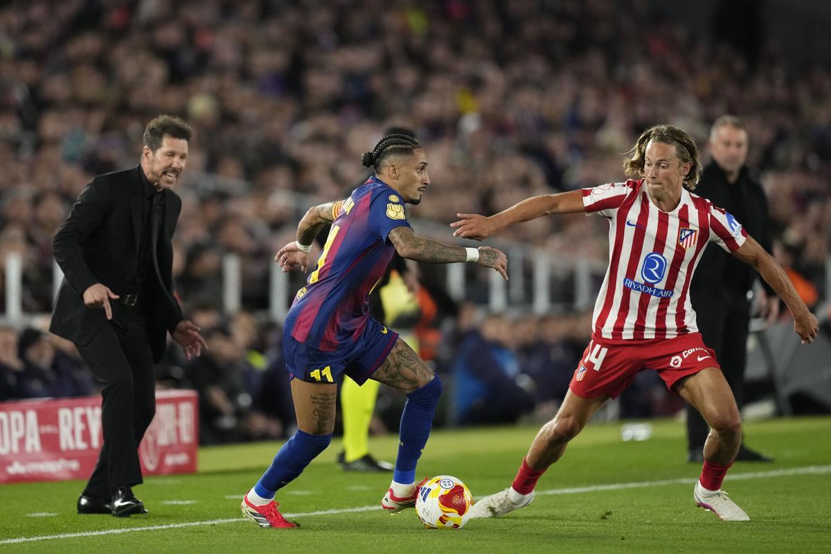 Raphinha takes on Llorente.