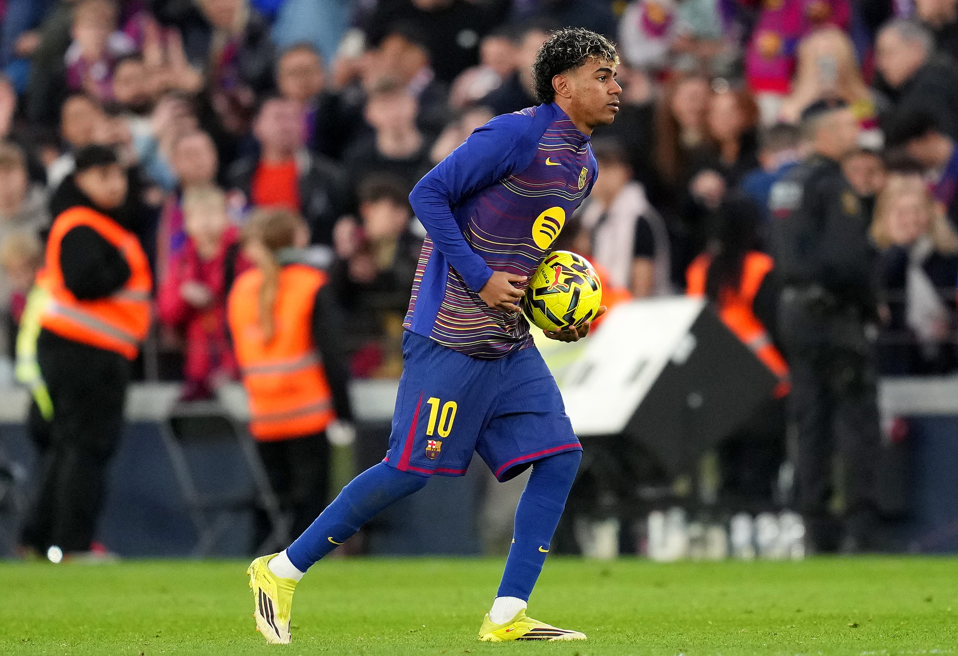 Lamine Yamal collects the ball against Villarreal.