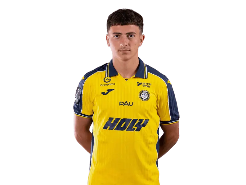 جيوفاني فيرسيني يرتدي قميص Pau FC الأصفر ويلتقط صورة.