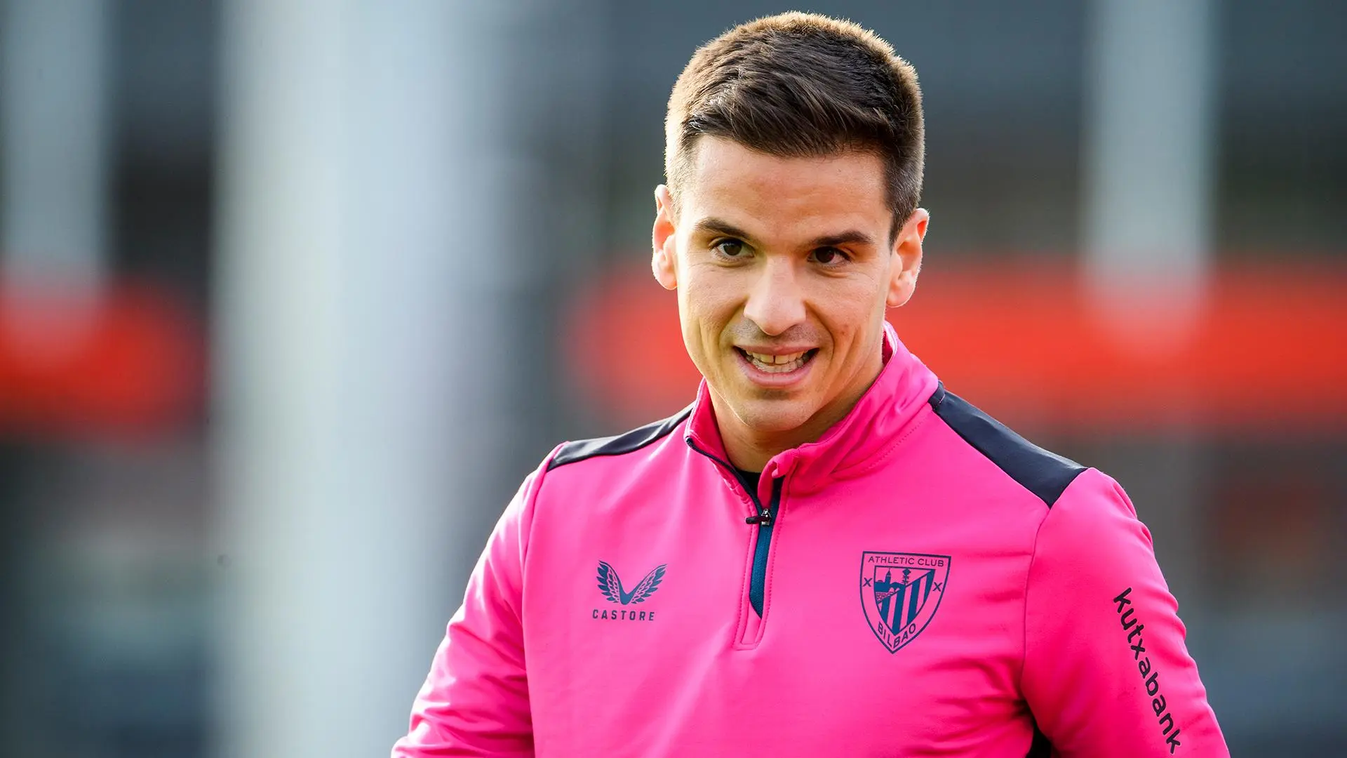 Inigo Ruiz de Galarreta in pink athletic attire during a training session.