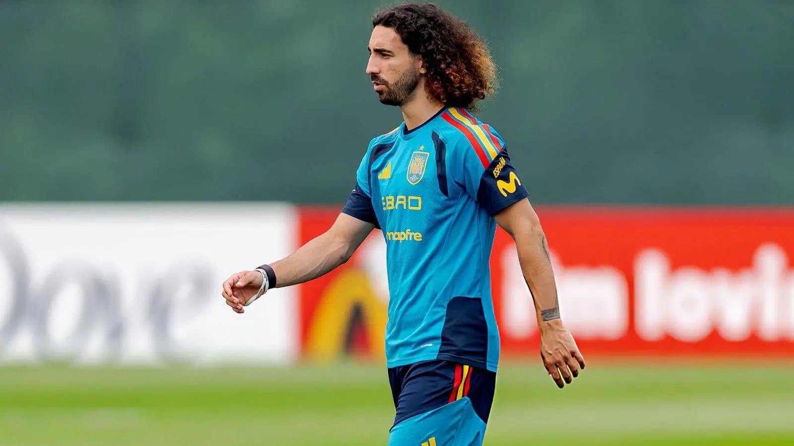 Marc Cucurella na tréningu so španielskym národným tímom v modrom drese.