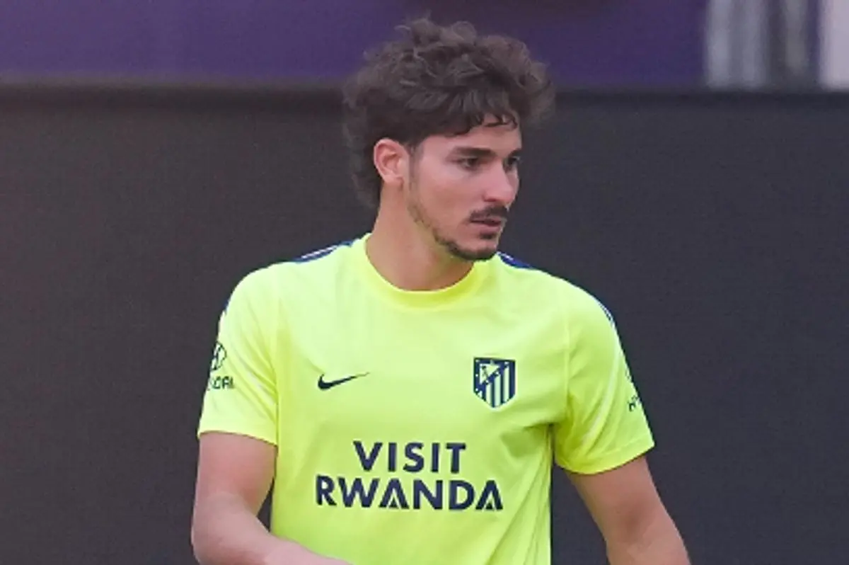 Julian Alvarez wearing a yellow Atletico Madrid training kit
