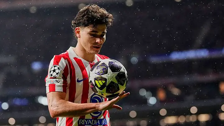 Atlético Madrid set to keep Julián Álvarez as Barcelona withdraw
